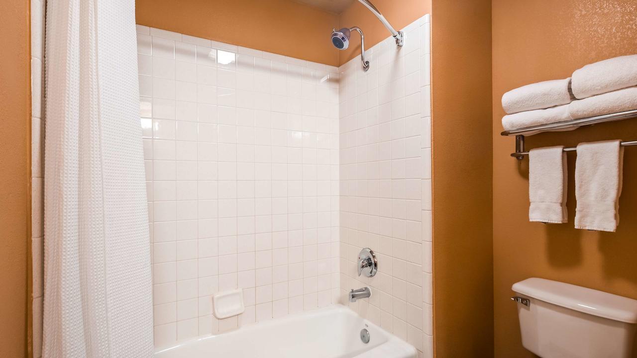 Best Western Orchard Inn Юкайа Экстерьер фото