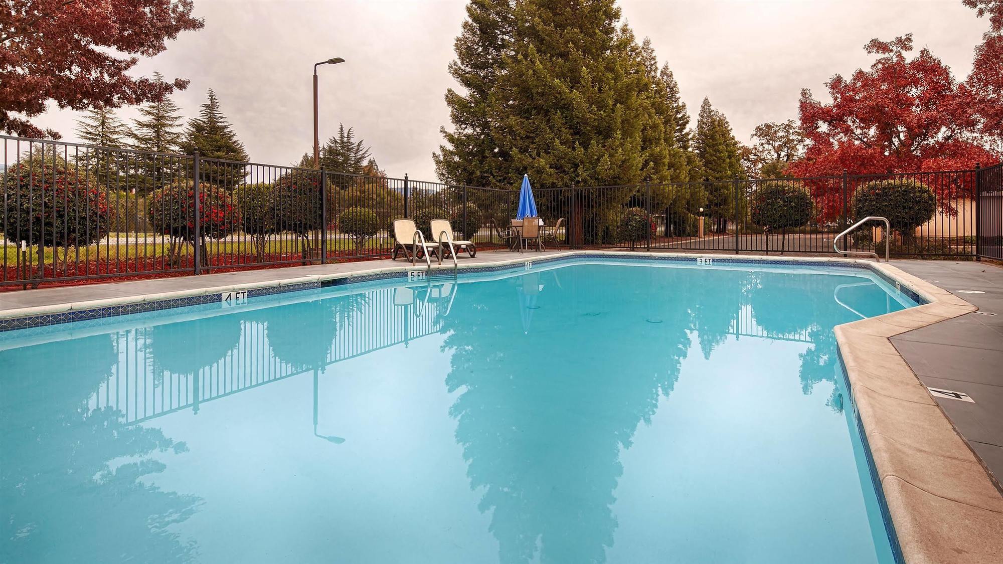 Best Western Orchard Inn Юкайа Экстерьер фото